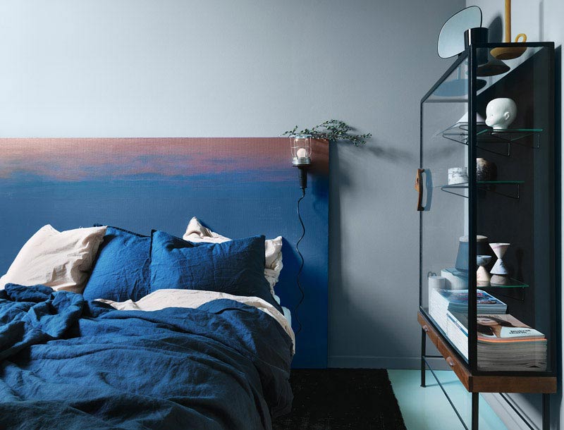 Sovrum med blåmålade väggar